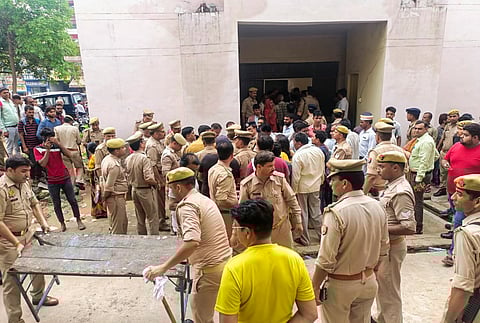 மீட்புப் பணியில் ஈடுபட்டுள்ள காவல்துறையினர்.
