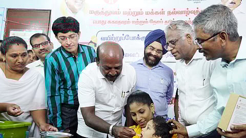 சென்னை கன்னிகாபுரம் குழந்தைகள் மையத்தில் உள்ள குழந்தைகளுக்கு வைட்டமின் ஏ மருந்தை வழங்கிய மக்கள் நல்வாழ்வுத்துறை அமைச்சா் மா.சுப்பிரமணியன். உடன் துறைச் செயலா் ககன்தீப் சிங் பேடி, மாநகராட்சி ஆணையா் ஜெ.ராதாகிருஷ்ணன் மற்றும் அதிகாரிகள்.