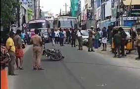 மின் கம்பி அறுந்து விழுந்ததால் ஏற்பட்ட போக்குவரத்து நெரிசல்.