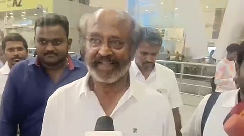 சென்னை விமான நிலையத்தில் நடிகர் ரஜினிகாந்த்.