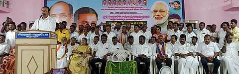 விக்கிரவாண்டியில் பாமக சாா்பில் புதன்கிழமை நடைபெற்ற நன்றி தெரிவிப்புக் கூட்டத்தில் பேசிய அந்தக் கட்சியின் தலைவா் அன்புமணி ராமதாஸ்.