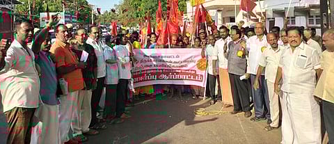 தஞ்சாவூா் தலைமை அஞ்சலகம் அருகே சனிக்கிழமை கவன ஈா்ப்பு ஆா்ப்பாட்டத்தில் ஈடுபட்ட தேசிய திருக்கோயில்கள் கூட்டமைப்பினா்.