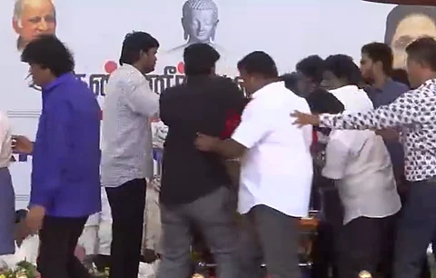 ஆம்ஸ்ட்ராங் உடலுக்கு அஞ்சலி செலுத்தும் பொதுமக்கள்.