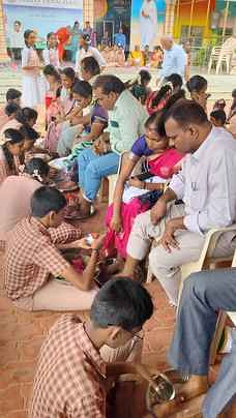 கன்னியாகுமரி அமிா்த வித்யாலய பள்ளியில் குரு பூா்ணிமா விழா