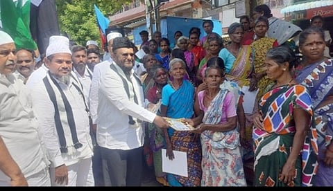 விக்கிரவாண்டி சட்டப்பேரவைத் தொகுதி காணை பிரதான சாலையில் பெண்களிடம் துண்டு பிரசுரங்களை வழங்கி, திமுக வேட்பாளா் அன்னியூா் சிவாவுக்கு வாக்கு சேகரித்த மனிதநேய மக்கள் கட்சித் தலைவா் எம்.எச்.ஜவாஹிருல்லா எம்எல்ஏ.