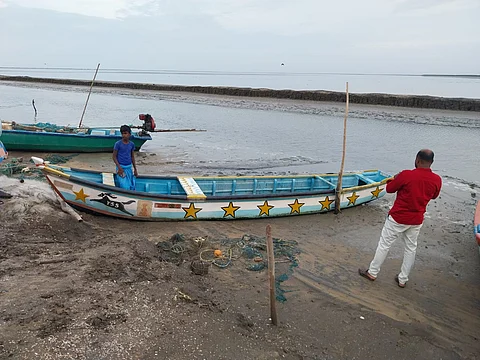 சிறுதலைக்காடு பகுதியில் கரை ஒதுங்கிய இலங்கைப் படகு.