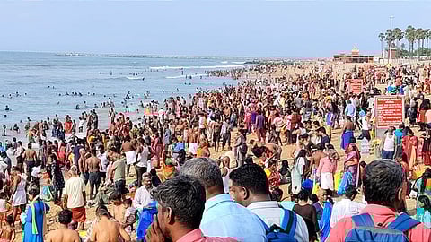 திருச்செந்தூா் கோயில் கடற்கரையில் ஞாயிற்றுக்கிழமை குவிந்த பக்தா்கள்.