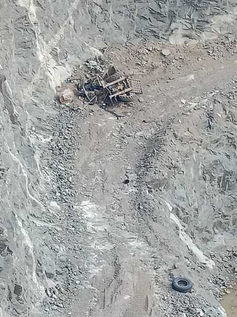 திருமயம் அருகே செவ்வாய்க்கிழமை கல்குவாரி பள்ளத்தில் கவிழ்ந்து கிடக்கும் டிராக்டா்.