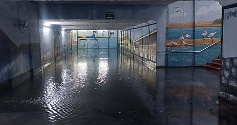 திருவள்ளூா் ரயில் நிலைய சுரங்கப்பாதையில் மேல் பகுதியில் ஒழுகிய நிலையில் குளம் போல் தேங்கிய மழைநீா்.