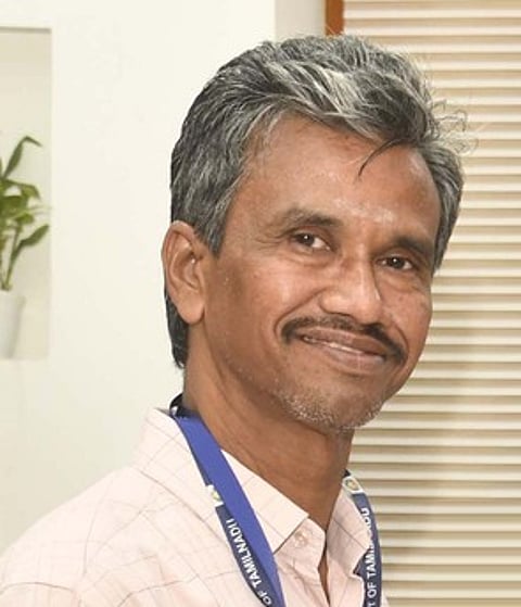 விருது பெற்ற சித்த மருத்துவா்கள் ப.சங்கரராஜ், மு.கல்பனா.