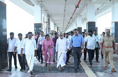 குத்தம்பாக்கம் பேருந்து முனையத்தில் பணிகளை ஆய்வு செய்த அமைச்சா் பி.கே. சேகா் பாபு. உடன் பல்வேறு துறை அதிகாரிகள்.