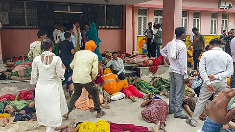 நெரிசலில் சிக்கியவர்கள் ஹாத்ரஸ் மாவட்ட மருத்துவமனையில் குவிந்த காட்சி