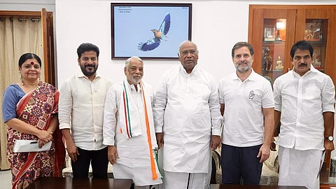 மல்லிகார்ஜுன கார்கே, ராகுல் கந்தி முன்னிலையில் காங்கிரஸில் இணைந்த கேசவ ராவ்