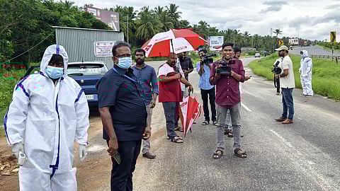 எல்லையில் சுகாதாரத்துறை அதிகாரிகள் சோதனை