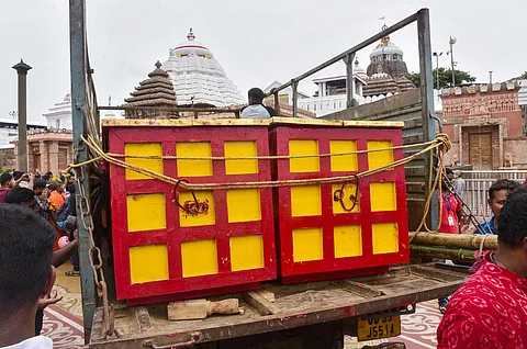 ஜெகந்நாதர் கோவிலின் கருவூல அறைகளில் இருந்தப் பொருள்களைக் கணக்கிடுவதற்கு பாதுகாப்பாக எடுத்துச் செல்லக் கொண்டு வரப்பட்ட தேக்கு மரத்தால் செய்யப்பட்ட பெட்டிகள்