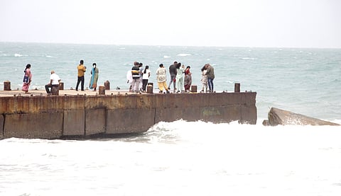 தனுஷ்கோடி முகுந்தராயா் சத்திரம் பகுதியில் சேதமடைந்த பாலத்தில் ஆபத்தை  உணரமால் வரும் சுற்றுலாப் பயணிகள்.