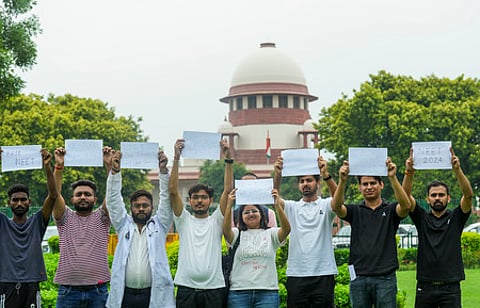 உச்சநீதிமன்றம் முன் வியாழக்கிழமை கூடிய நீட் தோ்வா்கள்.