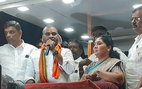 அவிநாசியில் நன்றி தெரிவித்து பிரசாரத்தில் ஈடுபட்ட மத்திய இணை அமைச்சா் எல்.முருகன்.