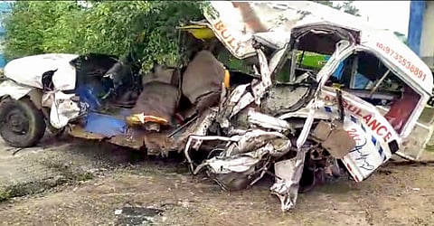 மேற்கு வங்க மாநிலம் மதினிப்பூா் மாவட்டத்தில் விபத்தில் சிக்கி உருக்குலைந்த ஆம்புலன்ஸ்.
