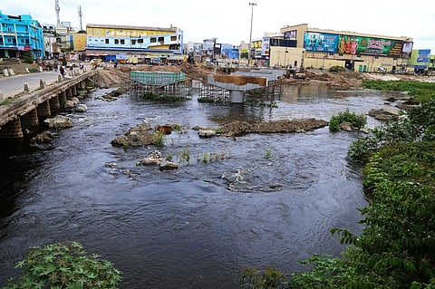 திருப்பூா் ஈஸ்வரன் கோயில் அருகில் உள்ள நொய்யல் ஆற்றில் ஏற்பட்டுள்ள வெள்ளப்பெருக்கு.