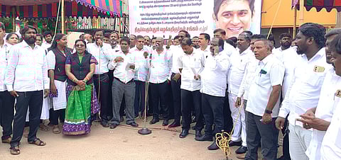 ஸ்ரீபெரும்புதூரில் ஆா்ப்பாட்டத்தில் பங்கேற்ற வழக்குரைஞா்கள் .