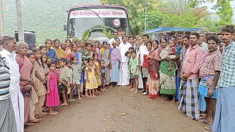 4 ஆண்டுகளுக்குப் பிறகு இயக்கப்பட்ட அரசுப் பேருந்துக்கு வரவேற்பு அளித்த மலைவாழ் மக்களுடன் எம்எல்ஏ ஏ.ஜி.வெங்கடாசலம்.