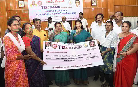 தூத்துக்குடி ஆட்சியா் அலுவலகத்தில் நடைபெற்ற நிகழ்ச்சியில், பயனாளிக்கு கூட்டுறவு வங்கிக் கடனுக்கான காசோலையை வழங்குகிறாா் கனிமொழி எம்.பி. உடன், அமைச்சா் பெ.கீதாஜீவன், மாவட்ட ஆட்சியா் கோ.லட்சுமிபதி, சண்முகையா எம்எல்ஏ, மேயா் ஜெகன் பெரியசாமி உள்ளிட்டோா்.