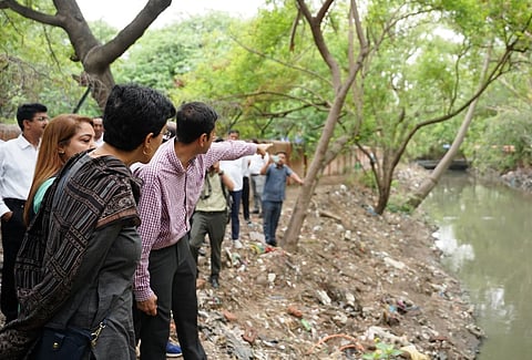 தில்லியில் தொடா்ந்து இரண்டாவது நாளாக தண்ணீா் தேங்கியுள்ள பிரச்னைகளை தீா்க்க மேயா் ஷெல்லி ஓபராயுடன் திங்கள்கிழமை ஐ.டி.ஓ. பகுதியில் உள்ள வடிகால்களை ஆய்வு செய்த பொதுப்பணித் துறை அமைச்சா் அதிஷி.