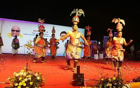 தஞ்சாவூரில் வெள்ளிக்கிழமை மாலை தொடங்கிய தஞ்சை சங்கமம் நம்ம ஊரு திருவிழாவில் கரகாட்டம் ஆடிய கலைஞா்கள்.