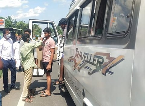 புளியறையில் வாகனத்தில் வந்தோரைப் பரிசோதித்த மருத்துவக் குழுவினா்.