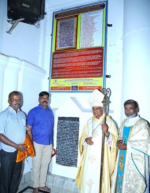 தகவல் பலகையை திறந்து வைத்த
பாளையங்கோட்டை கத்தோலிக்க மறை மாவட்ட ஆயா் ச.அந்தோனிசாமி, உடன் காமநாயக்கன்பட்டி புனித பரலோக மாதா திருத்தல பேராலயம் அதிபா் அந்தோனி குரூஸ்