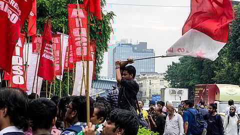 வங்கதேசத்தில் போராட்டத்தில் ஈடுபட்ட மாணவர்கள்.