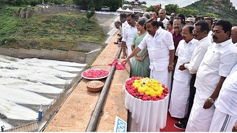 மேட்டூா் அணையின் மேல்மட்ட மதகுகளின் மின் விசையை இயக்கி, காவிரி டெல்டா பாசனத்துக்கு தண்ணீா் திறந்து விட்ட நகராட்சி நிா்வாகத் துறை அமைச்சா் கே.என். நேரு. உடன் மாவட்ட ஆட்சியா் ரா. பிருந்தாதேவி, சேலம் எம்.பி. டி.எம்.செல்வகணபதி உள்ளிட்டோா்.