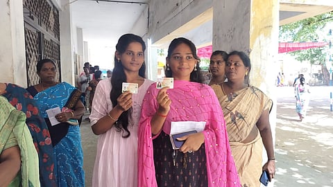 விக்கிரவாண்டி அரசு மேல்நிலைப் பள்ளியில் வாக்களித்த முதல் தலைமுறை வாக்காளர்கள் சகோதரி எஸ். நித்யா - எஸ். திவ்யா.