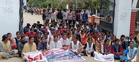 புதுக்கோட்டை மன்னா் கல்லூரி வளாகத்தில் அமா்ந்து செவ்வாய்க்கிழமை போராட்டத்தில் ஈடுபட்ட இந்திய மாணவா் சங்கத்தினா்.