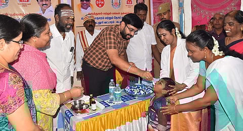 கடலூா் ஒன்றியம் பெரிய கங்கணாங்குப்பத்தில் குழந்தைக்கு வைட்டமின் ஏ திரவம் வழங்கி முகாமை தொடங்கி வைத்த மாவட்ட ஆட்சியா் அ.அருண் தம்புராஜ்.