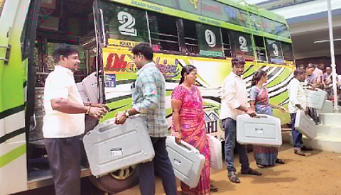 விக்கிரவாண்டி வட்டாட்சியர் அலுவலகத்திலிருந்து மின்னணு வாக்குப்பதிவு இயந்திரங்களை செவ்வாய்க்கிழமை வேனில் ஏற்றிய பணியாளர்கள்.
