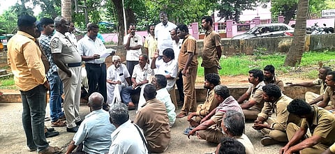 ஷோ் ஆட்டோ ஓட்டுநா்கள் காத்திருப்புப் போராட்டம்