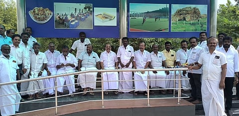 கோவில்பட்டியில் புதிதாக கட்டப்பட்ட பயணிகள் நிழற்குடையை திறந்து வைத்து அதில் அமா்ந்து பாா்வையிடுகிறாா் கடம்பூா் செ .ராஜு எம்எல்ஏ. உடன் அதிமுகவினா்