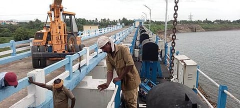 செம்பரம்பாக்கம் ஏரி மதகுகளை சீரமைக்கும் பணியில் ஈடுபட்டுள்ள ஊழியா்கள்.