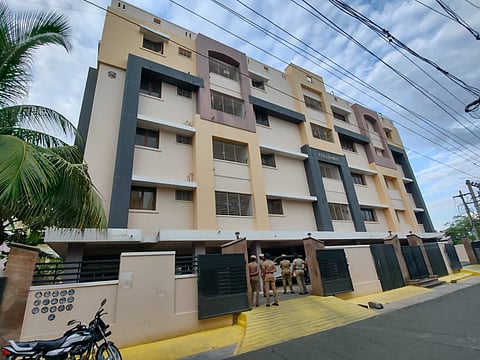 சிபிசிஐடி அதிகாரிகள் சோதனை நடத்திய கரூர் ஆண்டாங் கோயிலில் உள்ள எம்.ஆர்.விஜயபாஸ்கரின் வீடு.