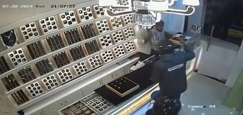 நகைக்கடையில் ஹெல்மட்டுடன் நுழைந்த 3 பேர்.