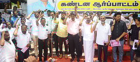 மதுரை மாவட்ட ஆட்சியா் அலுவலகம் அருகே திங்கள்கிழமை ஆா்ப்பாட்டம் நடத்திய தமிழ்ப்புலிகள் கட்சியினா்.