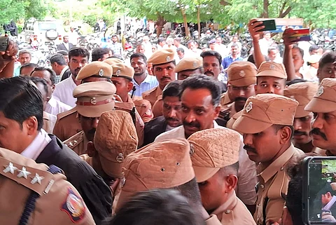 நீதிமன்றத்தில் ஆஜர்படுத்த அழைத்து வரப்படும் எம்.ஆர்.விஜயபாஸ்கர்.