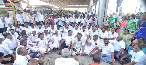 தமிழக எதிர்க்கட்சி துணைத் தலைவர் ஆர்.பி.உதயகுமார் தலைமையில் புதன்கிழமை முற்றுகை போராட்டம்