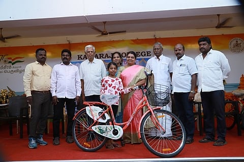 தூத்துக்குடி காமராஜ் கல்லூரியில் நடைபெற்ற சதுரங்கப் போட்டியில் சிறப்பிடம் பெற்ற மாணவிக்கு சைக்கிள் வழங்கி பாராட்டுகிறாா் அமைச்சா் பெ.கீதாஜீவன்.