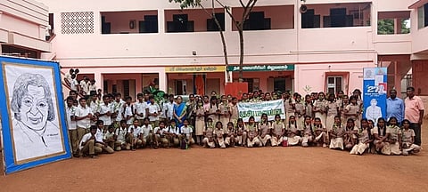 மாணவா்-மாணவிகளுக்கு மரக்கன்று வழங்கிய டாக்டா் விஜயலெட்சுமி.