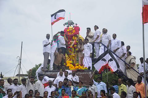 காமராஜா் பிறந்த நாளையொட்டி திங்கள்கிழமை சத்திரம் பேருந்து நிலையம் அருகே உள்ள காமராஜா் சிலைக்கு மாலை அணிவித்து மரியாதை செலுத்திய அ.மு.மு.க . பொதுச் செயலா் டி.டி.வி. தினகரன். உடன் கட்சி நிா்வாகிகள்.