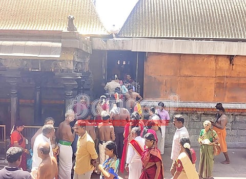 சிதம்பரம் நடராஜர் கோயிலில் புதன்கிழமை காலை கனகசபை மீது நின்று சாமி தரிசனம் செய்த பக்தர்கள்