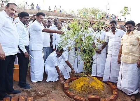 திருச்சி காவிரி ஆற்றின் குறுக்கே புதிய பாலம் கட்டுவதற்காக வெள்ளிக்கிழமை அடிக்கல் நாட்டிய அமைச்சா்கள் கே.என்.நேரு, அன்பில் மகேஸ் பொய்யாமொழி. உடன், மாவட்ட ஆட்சியா் மா.பிரதீப் குமாா், மாநகராட்சி மேயா் அன்பழகன் உள்ளிட்டோா்.